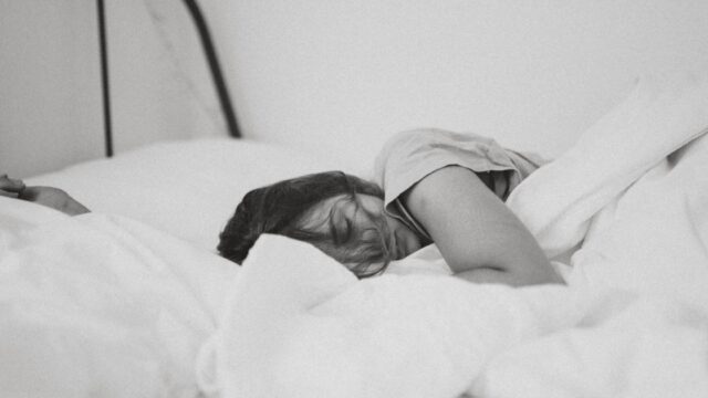 ベッドに横たわっている眠っている女性